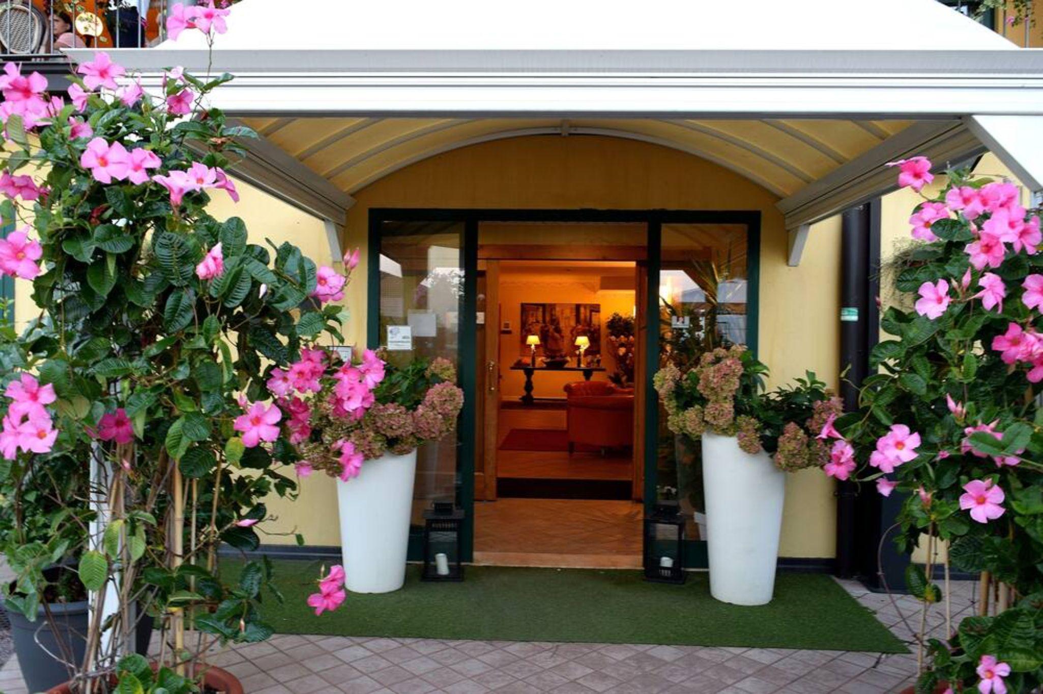 Ahg Riva Del Sole Hotel - Adults Only Moniga del Garda المظهر الخارجي الصورة